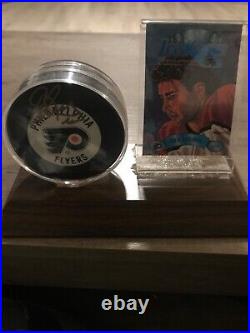 Eric Lindros signed NHL puck and Donruss ice kings 1994 card
