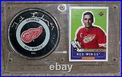 TED LINDSAY Signed RED WINGS PUCK & CARD DISPLAY withCOA